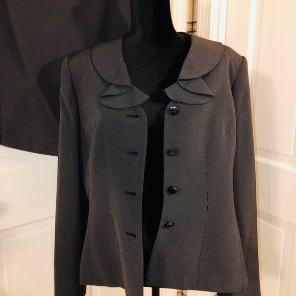 TAHARI. Arthur S. Levine  Two Piece Suit - Picture 6 of 8